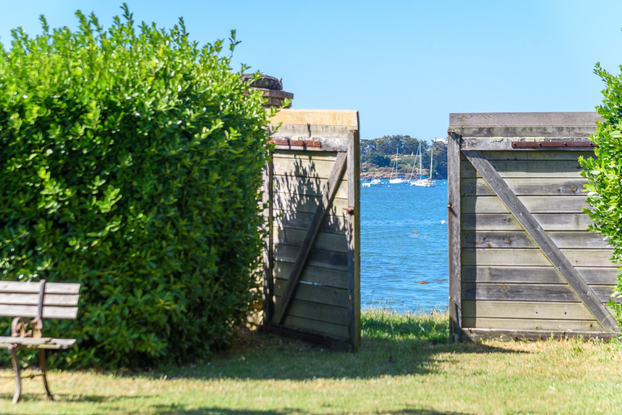 Portail privé ouvrant sur la mer