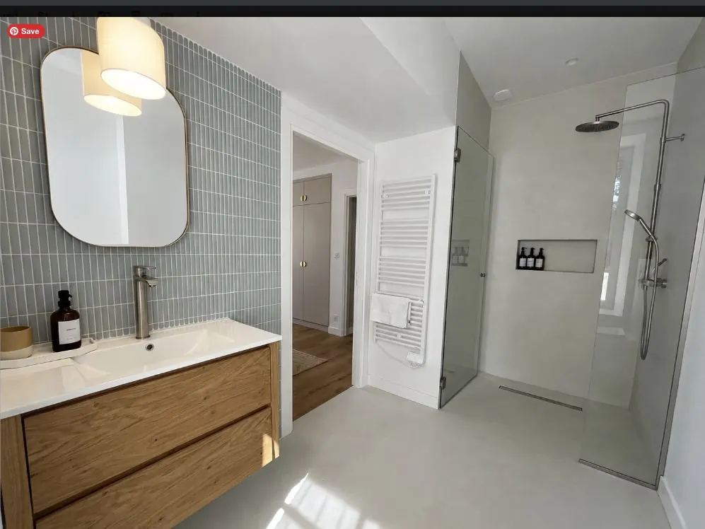 Salle de bains de la suite Pinède